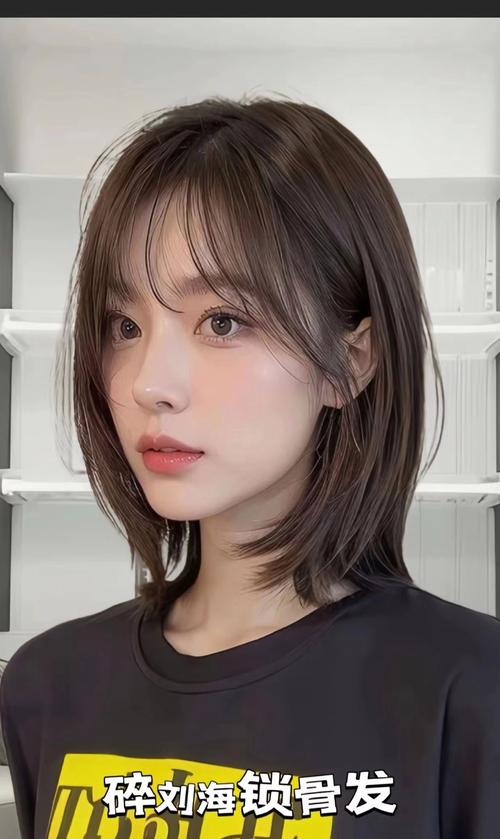 26岁圆脸肩宽适合留什么发型_侧分大波浪S卷半丸子头，修饰脸型显气质