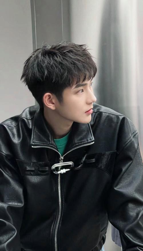 盖碎发发型留多长才能剪_微分碎发8-15cm，脸型发质来调整，定期修剪显个性