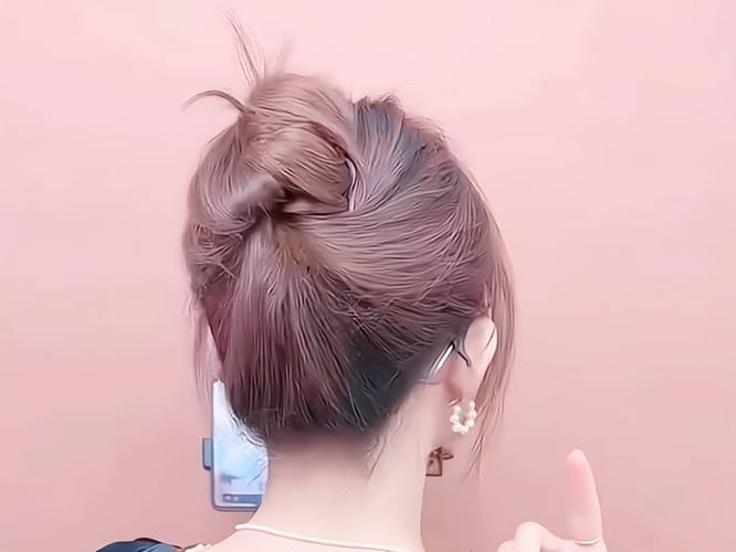 穿短裙时绑什么头发_短裙发型搭配,展现自信柔美 穿短裙时绑什么头发_短裙发型搭配,展现自信柔美