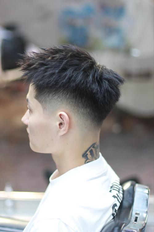 当代年轻人的发型照片帅一点_脸型选发型，短发中分显干练，个性好护理