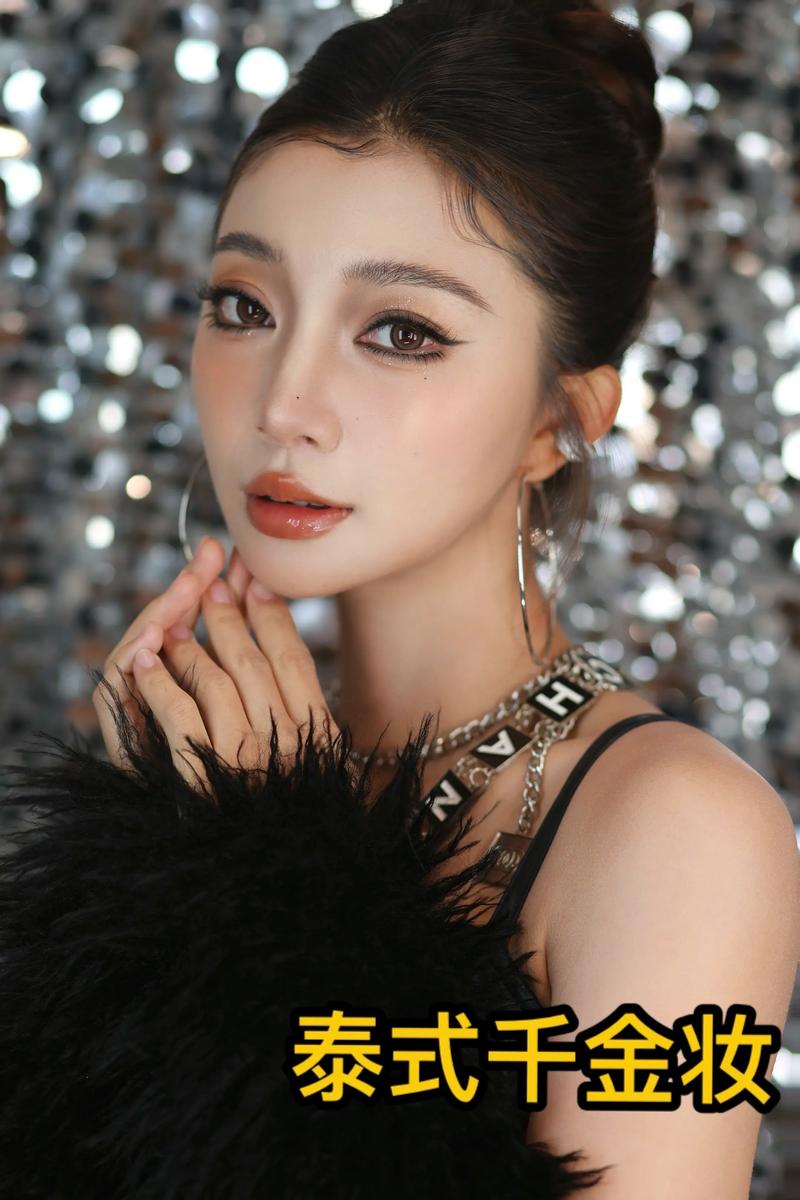 女明星给别人化妆_女明星化妆超专业，还当美妆博主分享技巧