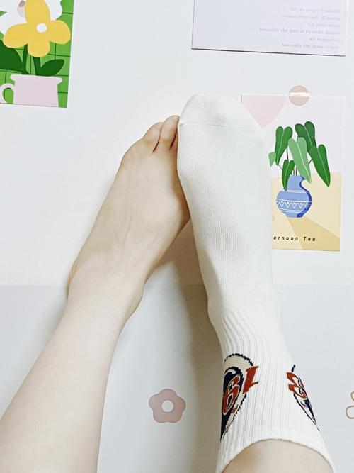 白袜子控脚型最简单三个步骤_轻柔抚平，顺滑贴合更舒适！