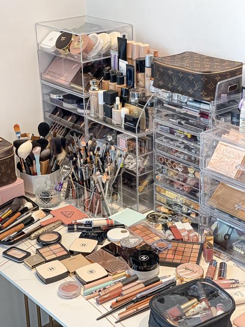 一桌子化妆品真实照_明星化妆品多？理性收纳，精致不浪费