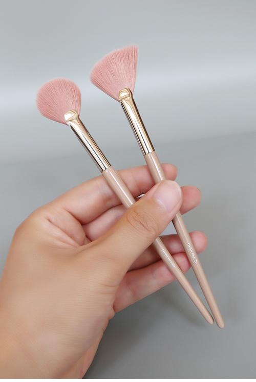 扇形化妆刷用来干嘛_散粉定妆，持久自然
