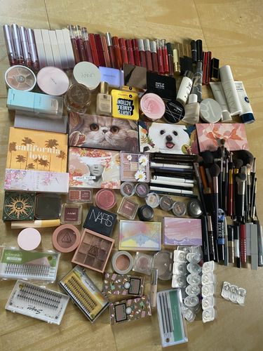 一桌子化妆品真实照_明星化妆品多？理性收纳，精致不浪费