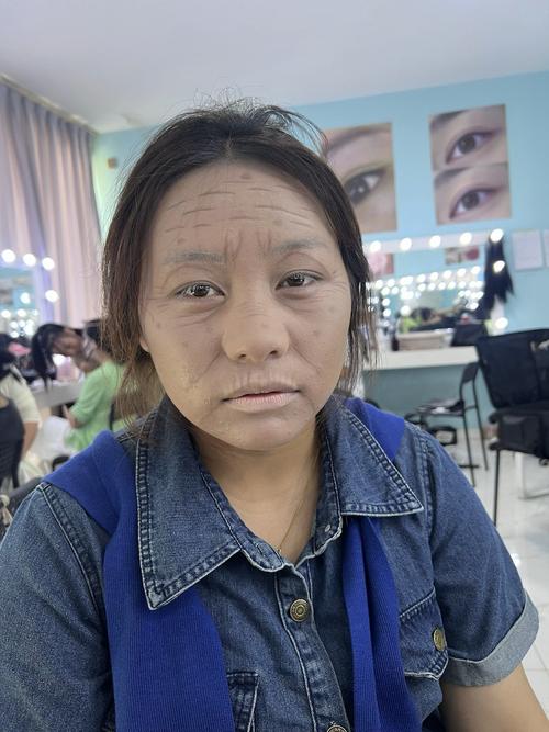 大妈化妆变美女_52岁妈妈化妆后变年轻30岁，自信翻倍！