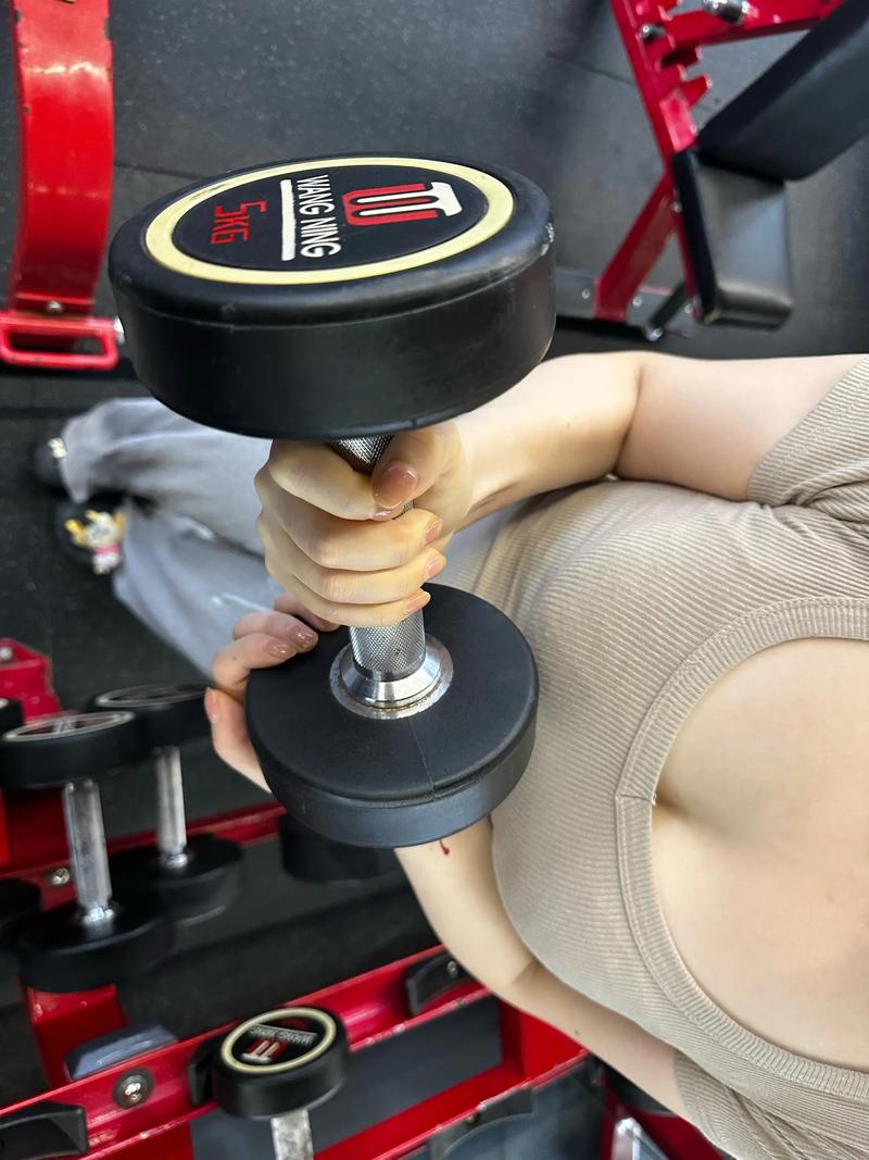 5千克哑铃能练肌肉么_5公斤哑铃新手增肌与老手热身训练 5千克哑铃能练肌肉么_5公斤哑铃新手增肌与老手热身训练