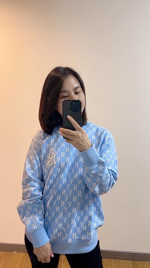 浅蓝色的卫衣适合多大年龄穿_浅蓝卫衣百搭实用,时尚休闲皆可穿 浅蓝色的卫衣适合多大年龄穿_浅蓝卫衣百搭实用,时尚休闲皆可穿