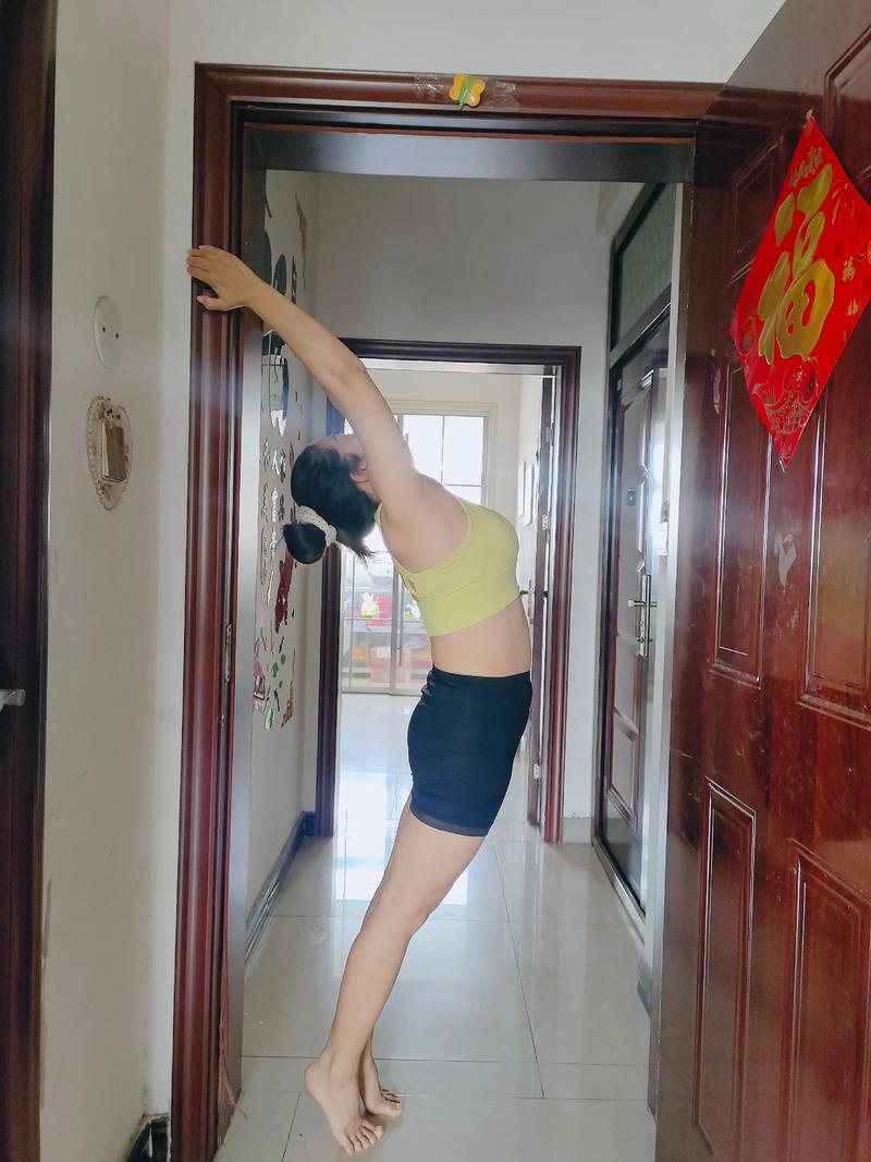 胸部门框拉伸动作讲解_热身拉伸护胸部，缓解酸痛促恢复！