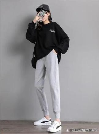 灰色健身服搭配_灰色健身服配白鞋显活力，高腰款舒适时尚，细节设计凸显个性