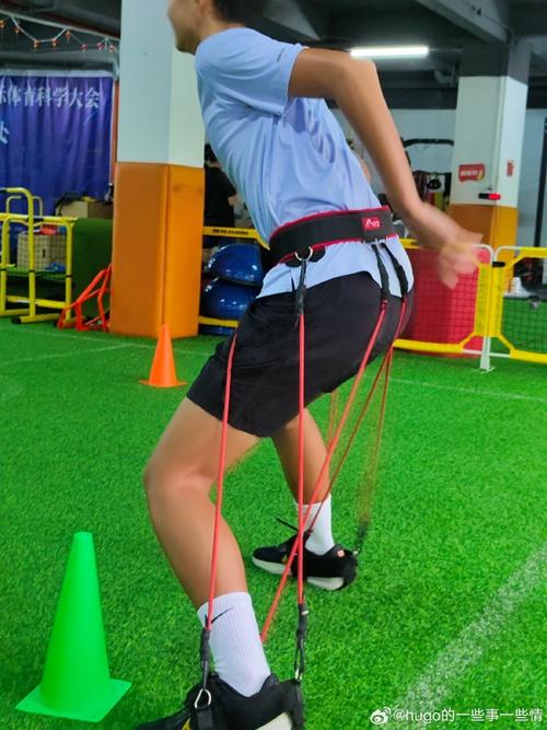 抓杠往前走健身器材_抓杠往前走，锻炼平衡好帮手！