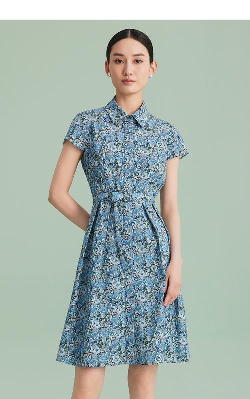 蓝地女装适合什么年龄人穿_蓝色女装显气质，优雅干练显年轻