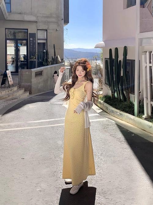 黄长裙配什么鞋最好看_黄裙配鞋大不同,甜美个性优雅自然全都有! 黄长裙配什么鞋最好看_黄裙配鞋大不同,甜美个性优雅自然全都有!