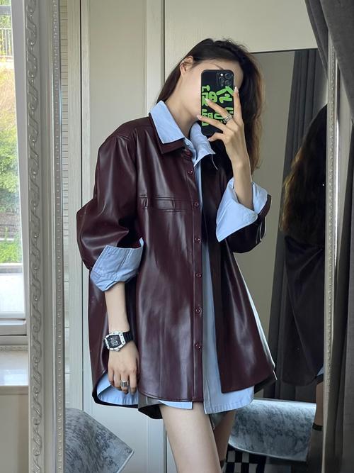 紫红色外套配什么内搭_紫红外套搭配宝典，白黑灰清新大气！