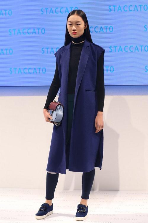 湖蓝色大衣配什么内搭_湖蓝大衣百搭,内搭巧思显气质 湖蓝色大衣配什么内搭_湖蓝大衣百搭,内搭巧思显气质