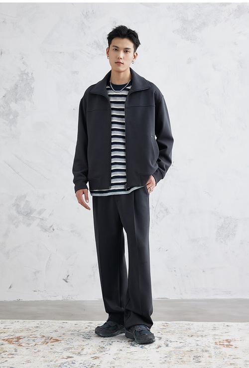 男深灰色卫裤怎么搭配上衣_百搭深灰卫裤,休闲商务潮流皆可穿 男深灰色卫裤怎么搭配上衣_百搭深灰卫裤,休闲商务潮流皆可穿