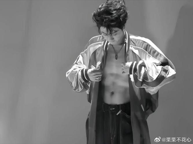 檀健次的扭腰动作_檀健次柔韧舞台魅力足，演技精湛，与李兰迪友情真挚！