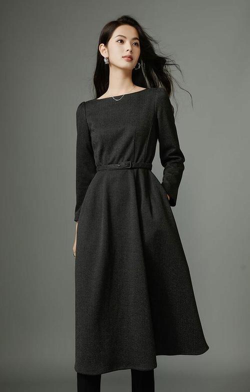 为深灰色羊毛连衣裙搭配外搭_秋冬百搭优雅,巧搭显时尚 为深灰色羊毛连衣裙搭配外搭_秋冬百搭优雅,巧搭显时尚