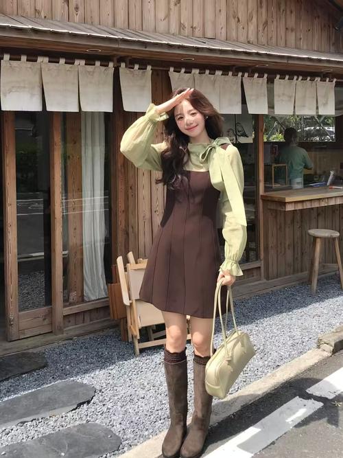 咖绿色裙子可以搭配黑色衬衣吗_咖绿裙配黑衬衣,优雅显品味 咖绿色裙子可以搭配黑色衬衣吗_咖绿裙配黑衬衣,优雅显品味