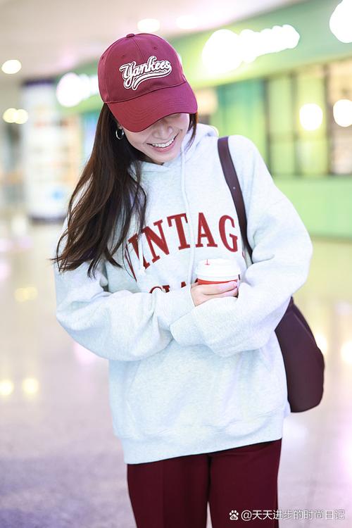 红卫衣配什么帽子_欧阳娜娜红卫衣机场穿搭，色彩和谐显时尚