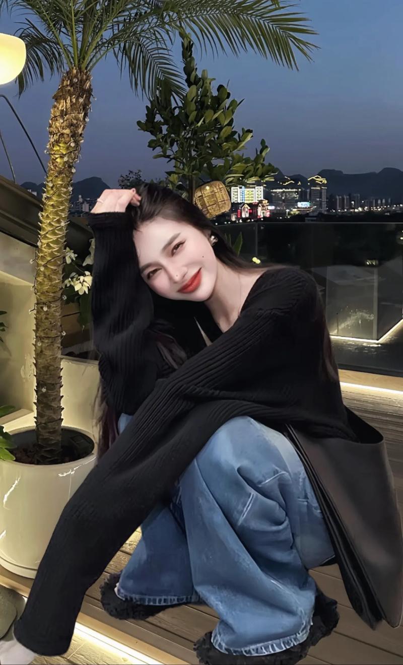 大黑毛衣配黑色裤子_黑毛衣搭黑裤显气质，配饰巧化解沉闷！