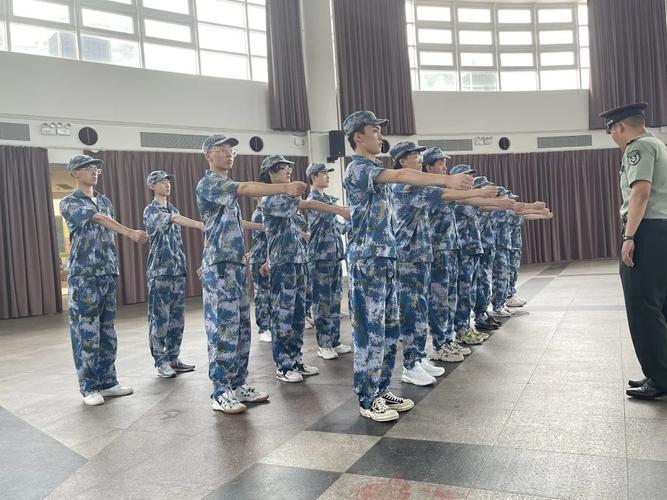 向右看齐的口令和动作是什么_看齐训练促团结