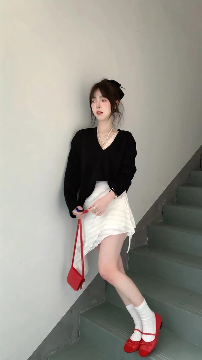 韩款日常穿搭_韩系穿搭松紧平衡,短上衣配高腰裤,基础款堆砌,配饰点亮,舒适时髦 韩款日常穿搭_韩系穿搭松紧平衡,短上衣配高腰裤,基础款堆砌,配饰点亮,舒适时髦