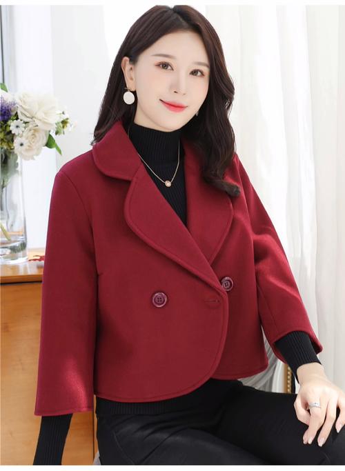 灰红色呢子短外套怎么搭_2024灰红搭配时尚指南，保暖又实用！