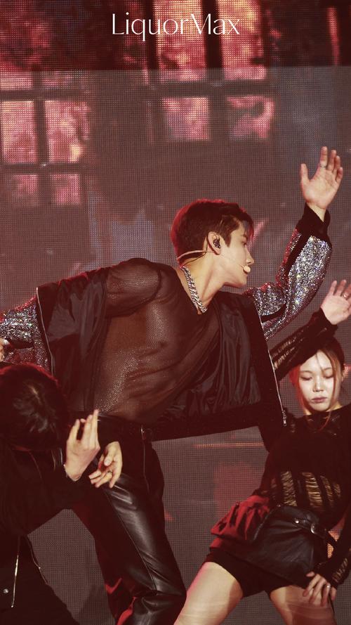 昌珉穿着高领毛衣的mv_昌珉高领毛衣造型受关注，展现利落柔和细节