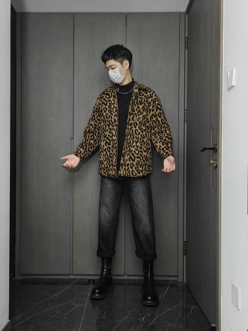 男款高帮皮鞋搭配什么裤子_修身裤配高帮鞋显高显瘦，露脚踝更时尚！