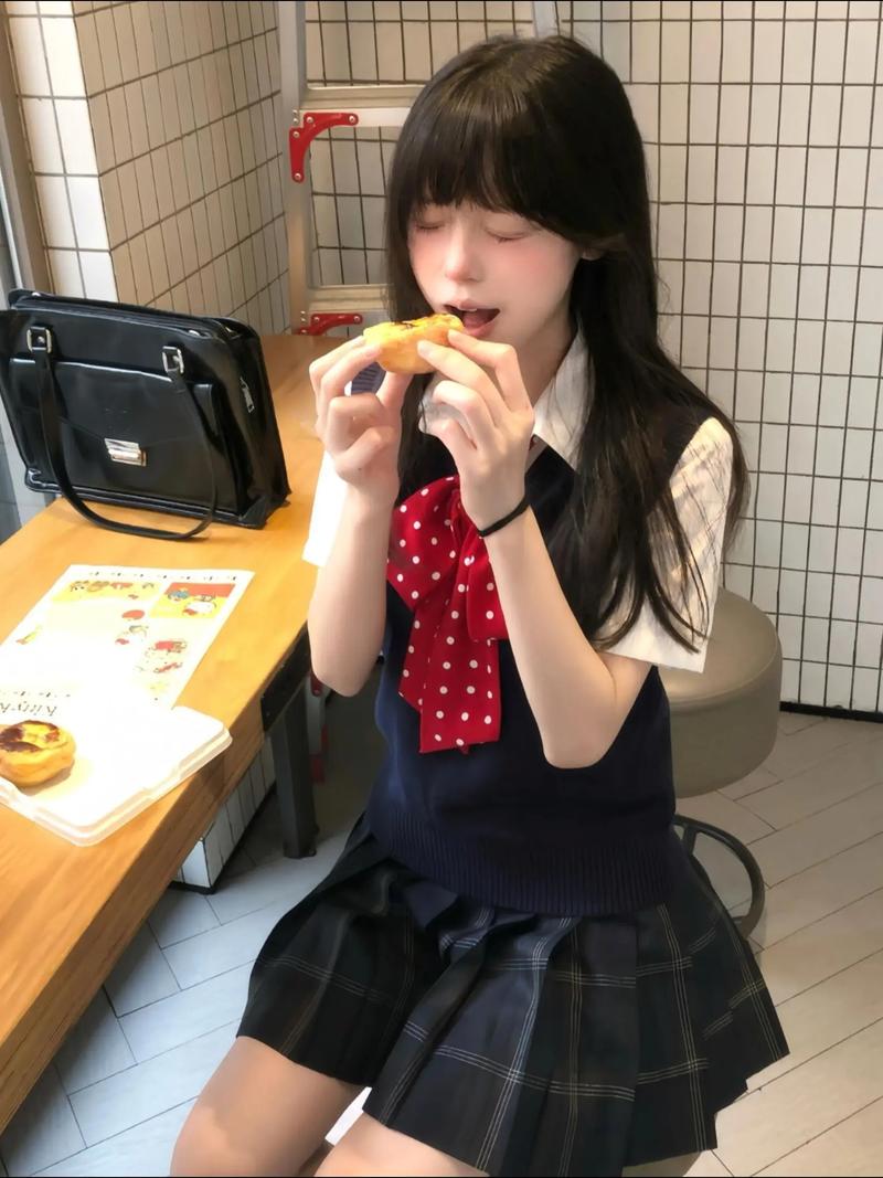 可爱甜美少女夏季穿搭_木耳边吊带配雪纺灯笼裤,黄色短裙减龄,彩色点缀显青春,日系风格粉色浅蓝添文艺甜美 可爱甜美少女夏季穿搭_木耳边吊带配雪纺灯笼裤,黄色短裙减龄,彩色点缀显青春,日系风格粉色浅蓝添文艺甜美