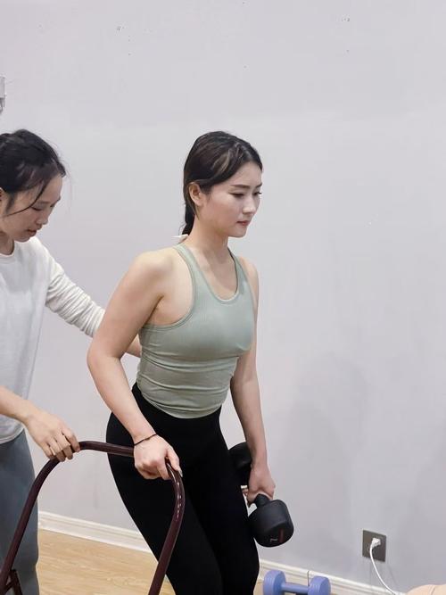 未来丈母娘练瑜伽，优雅又健康，送她瑜伽垫很贴心