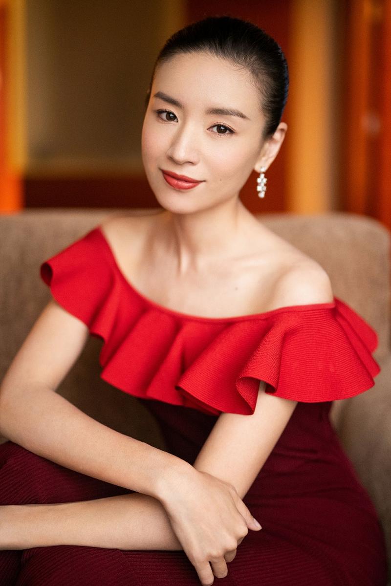 董洁红色抹胸搭配长裤_董洁时尚多变,性感与高级感并存! 董洁红色抹胸搭配长裤_董洁时尚多变,性感与高级感并存!