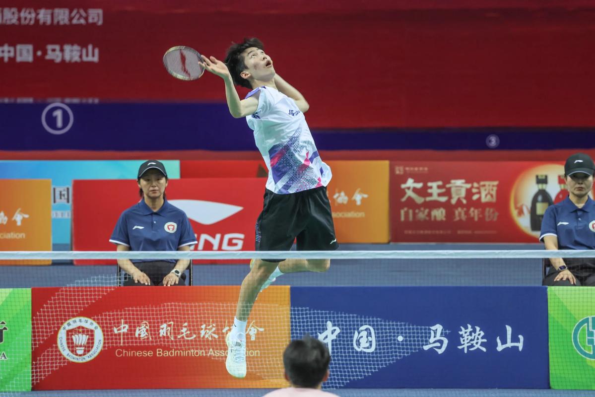 在奥体中心训练羽毛球_选对羽毛球拍助成长，教练比赛环境是关键