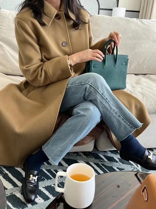 金驼色外套搭配什么颜色裤子_驼色外套配裤，通勤个性两不误！