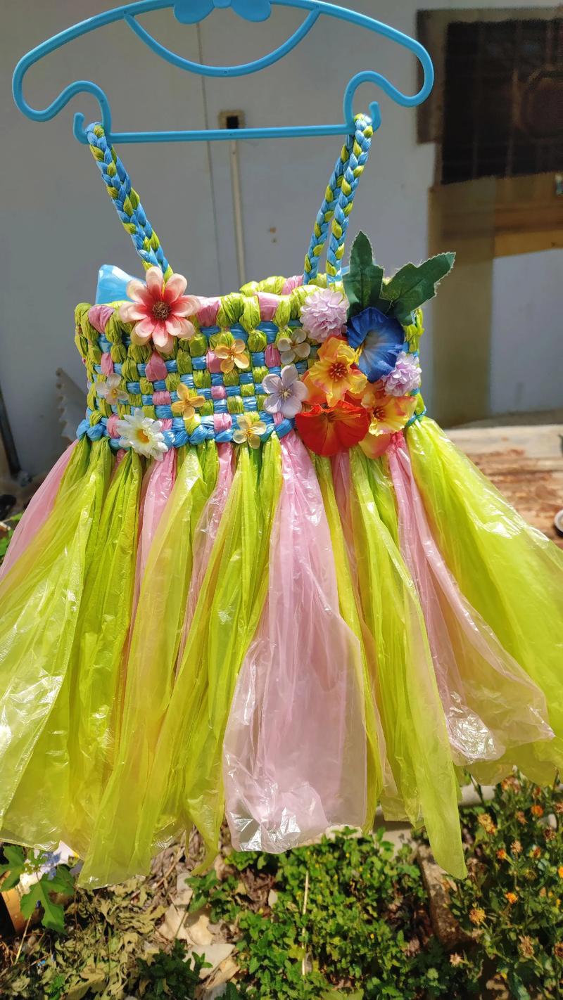 塑料袋做裙子款式_塑料袋变时尚裙,环保DIY创意好点子 塑料袋做裙子款式_塑料袋变时尚裙,环保DIY创意好点子