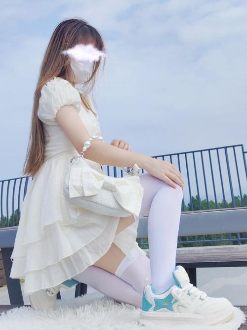 b站在哪看穿着凉快的小姐姐_自信搭配显辣妹美