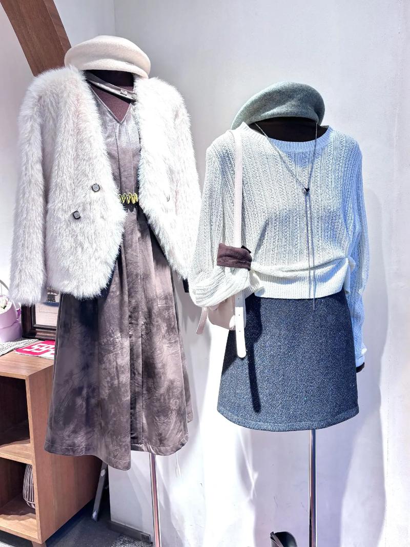 杏咖配什么色好看_杏色外套配咖啡衬衣，简约优雅通勤搭