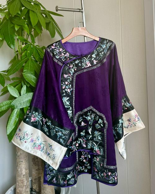 琵琶襟上衣什么年龄段穿合适_从仫佬族服饰到新中式时尚元素 琵琶襟上衣什么年龄段穿合适_从仫佬族服饰到新中式时尚元素