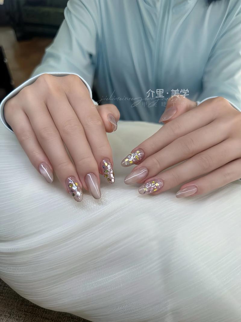 指甲油亮片怎么搭配_秋冬亮片美甲，显气质！