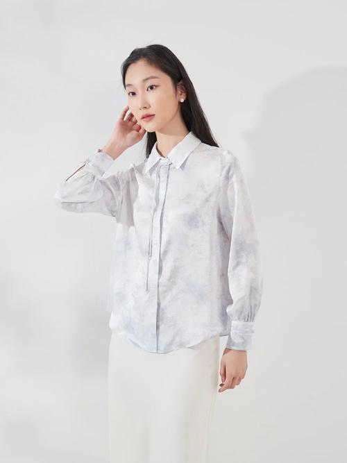 蚕丝上衣搭配什么下身_优雅百搭，夏季时尚之选