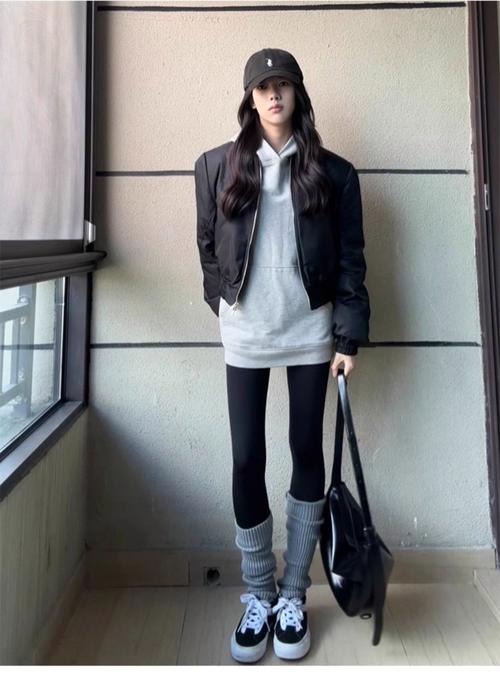 半筒袜怎么搭配衣服_黑袜搭裙裤,街头时尚又显瘦! 半筒袜怎么搭配衣服_黑袜搭裙裤,街头时尚又显瘦!