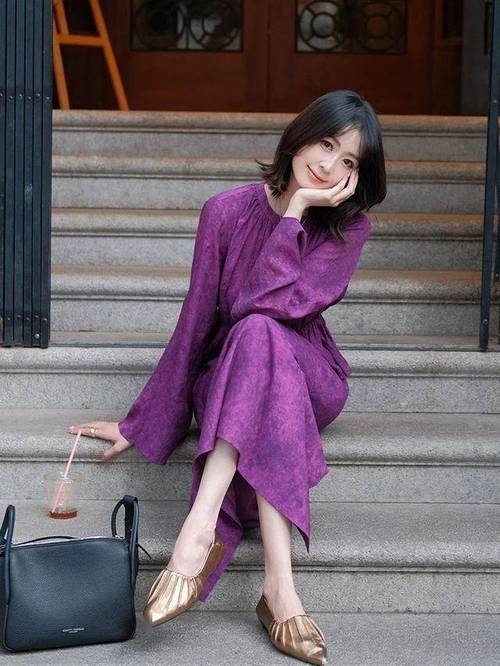 柴色裙子搭配什么颜色披肩_柴色裙子配不同披肩，穿出百变风格！