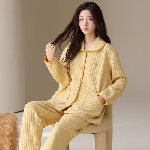 睡衣款大衣搭配_睡衣款大衣多搭配，显气质又帅气