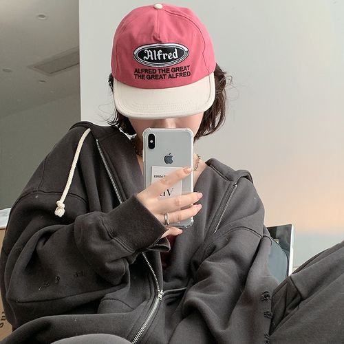 平顶鸭舌帽搭配衣服女_选对帽子显时尚！