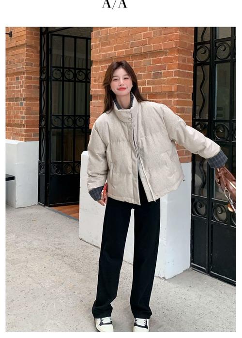 白羽绒服配什么内搭颜色好看_黑白灰红蓝，风格随心变！