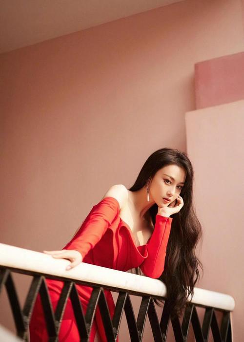 张馨予抹胸开襟开叉裙穿搭_张馨予女王范时尚造型,性感迷人获赞! 张馨予抹胸开襟开叉裙穿搭_张馨予女王范时尚造型,性感迷人获赞!