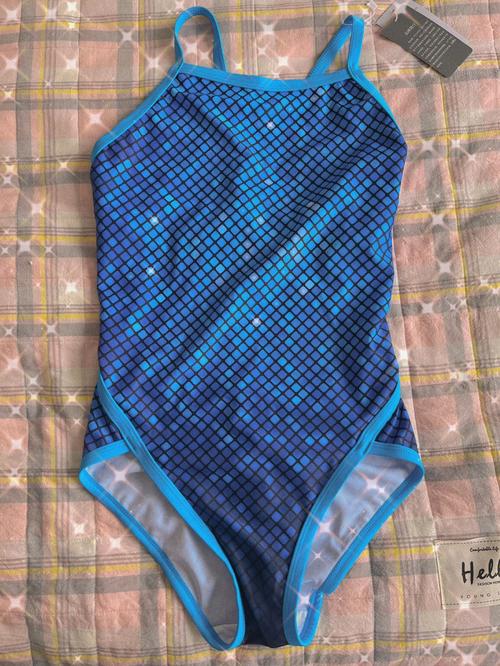 这种泳衣适合第一次下水穿吗_舒适安全，连体优于分体！