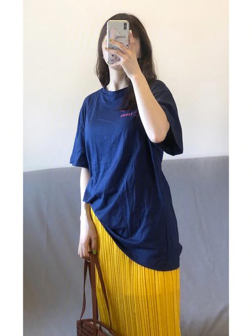 蓝和黄搭配的衣服_夏日蓝黄配，活力又吸睛