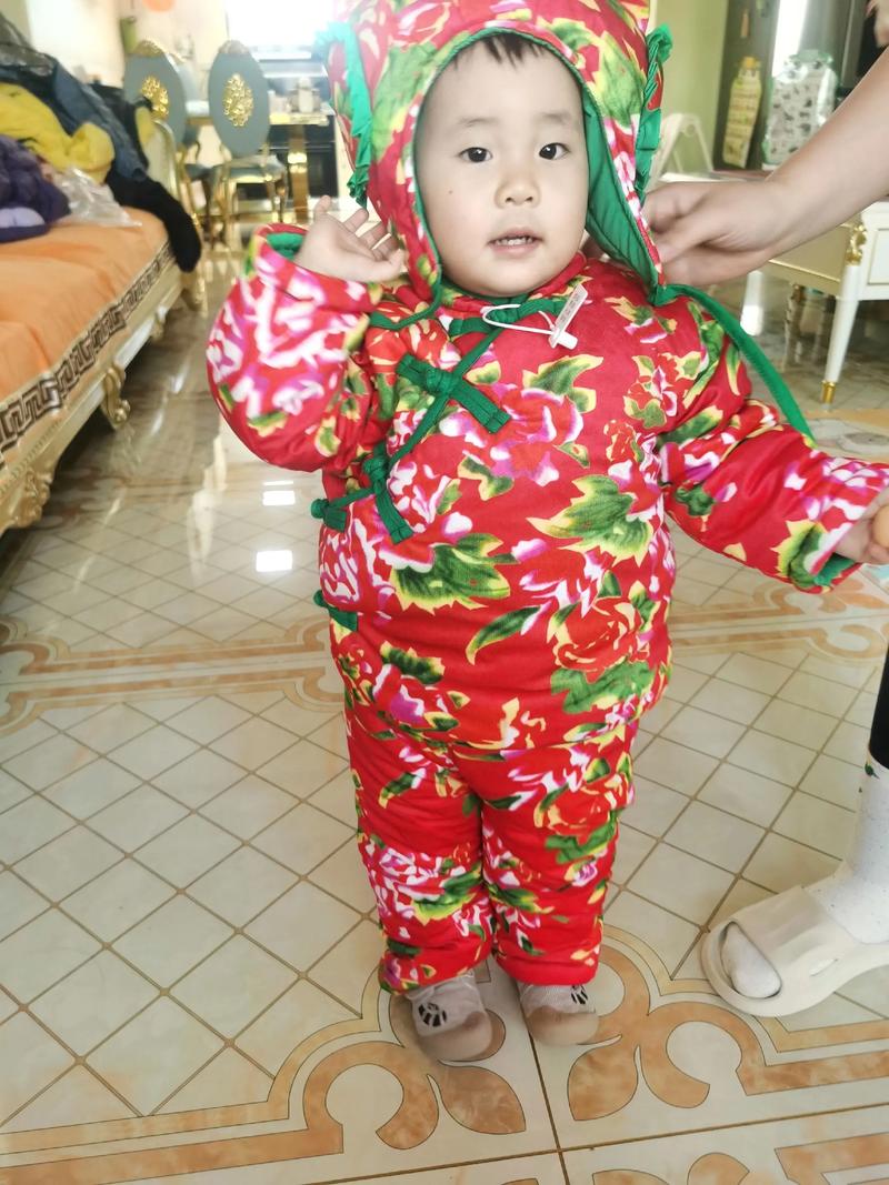 红袄配什么颜色的裤子_红袄配裤子，不同风格随心搭！